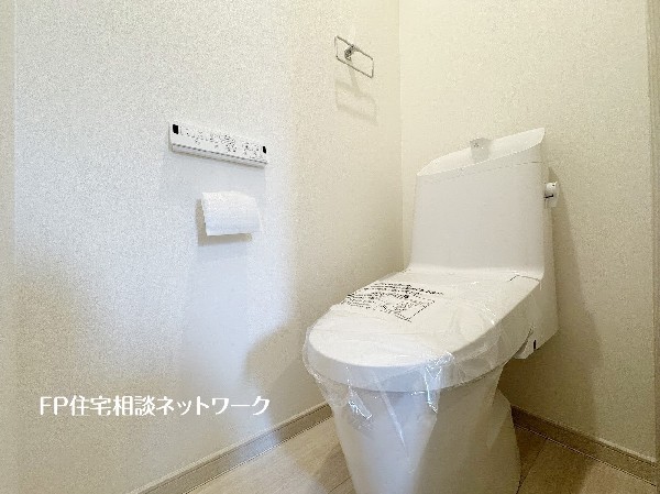 ウォシュレット、暖房便座機能付のトイレです。従来型に比べ節水効果があり、お手入れもしやすいので、家計も家事の負担も軽減してくれます。