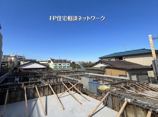 外観:青空が広がる開放的な立地で、新しい暮らしを支える強固な基礎工事が進行しています。