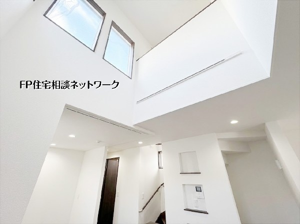 【LDK吹抜け】  本画像はAIがCGで家具を作成しており、実際の現地に家具は設置されておりません。また、販売価格に家具等は含まれておりません。