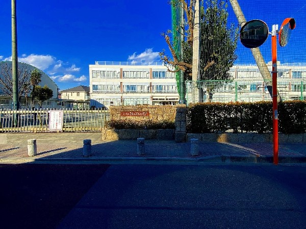 周辺環境:狛江市立狛江第五小学校　(学校教育目標は「明るい子」「考える子」「優しい子」。一学年3クラスほどのクラス編成。)