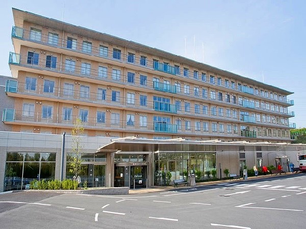 周辺環境:新百合ヶ丘総合病院　(先端医療サービスを実践し、病気の予防・早期発見・治療に努めてまいります。)