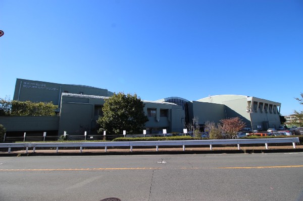 周辺環境:青葉スポーツセンター(館内には、広さの異なる体育室が3部屋、ほかにマシーンが完備されたトレーニング室、会議やミーティングにも活用できる研修室があります。)