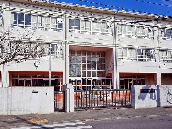 周辺環境:夢見ヶ崎小学校(お子様が一日の中でも長い時間を過ごす小学校。どんどん成長していくお子様の姿が目に浮かびます。)