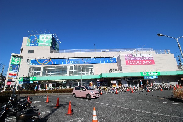 周辺環境:サミット南加瀬（パシオス)(首都圏でスーパーマーケットを展開するサミット。2階には衣料品のパシオス、ダイソーがあります。)