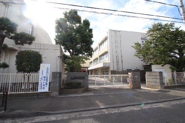 周辺環境:日吉中学校(教育目標は、創造力を持った心豊かな人になろう、礼儀と責任を重んじ、実行力のある人になろう、健康で教養のある人になろう)