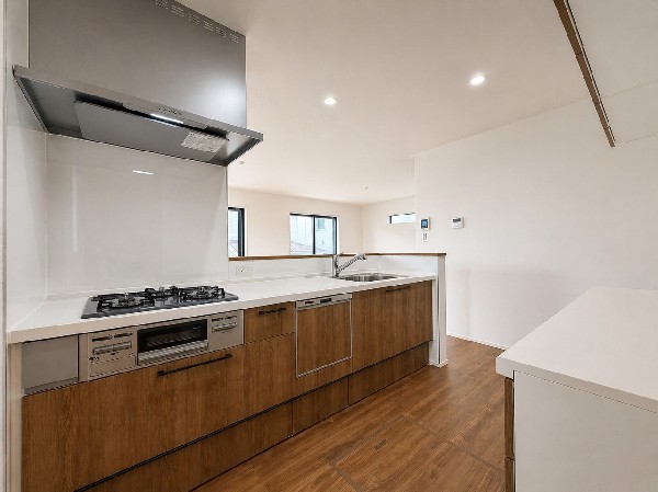 スライド収納付きのシステムキッチン。パスタ鍋や圧力鍋、フライパンなどもおしまい頂け、出し入れもスムーズ。