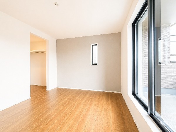 2面採光でお部屋の隅々まで明るい印象の居室。おひさまの光を、爽やかな風をたっぷりと取り込めます。居室内はいつも明るい印象ですので、気持ちの良い朝を迎えられそう。毎日の生活も自然と明るくなりますね。