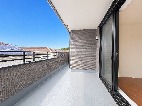 外観:お洗濯物を干すだけのスペースではもったいない多用途にご利用いただける大型ルーフバルコニーです。テーブルとイスを並べて外でお食事なども楽しめ、ご家族憩いの場としてもご利用いただけます。