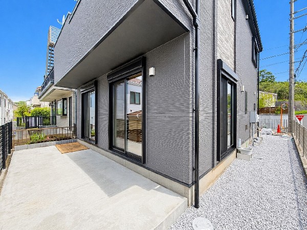 外観:住まいに陽当りと潤いをもたらす、広いお庭があります。成長する樹木に見守られ、家族の物語が始まります。広いため、どんなお庭にしていくか、お子様のプール遊び、ガーデニングなど、幅広く楽しめます。