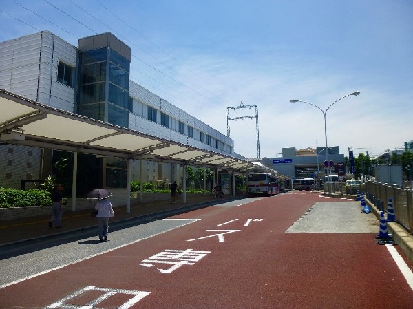 周辺環境:あざみ野駅(横浜市営地下鉄の始発駅。横浜市内で上位を争う人気の駅。)
