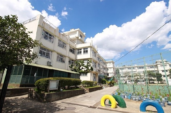 周辺環境:菅生小学校(数年前に創立50周年を迎えた歴史ある小学校。2019年も115名の1年生が入学し、700人超えの児童を44名の教員が支える学校。)