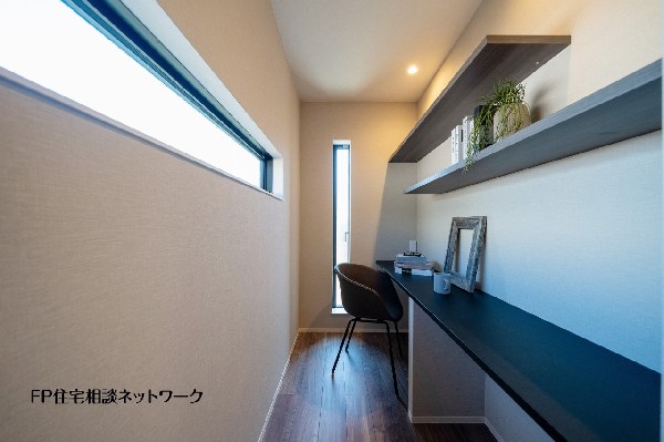 【プラン例　建物価格2400万円　建物面積100m2】カウンターと棚を備えた書斎スペース。在宅ワークや読書、趣味の時間など多目的に活用しやすい空間です。