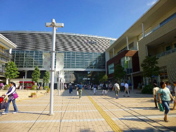 周辺環境:たまプラーザ駅(洗練された田園都市線のイメージそのままの、急行停車駅です。羽田空港、成田空港などへのバスも発着し便利です。)