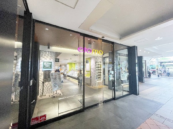 周辺環境:etomoあざみ野(「エトモ」ブランド、東急が展開するのは、通勤・通学で駅を利用されるお客様をターゲットとした駅構内・駅近接の商業店舗です。)