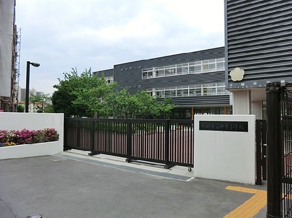 周辺環境:御幸小学校　(学校教育目標「やさしく　かしこく　たくましい子の育成」。)
