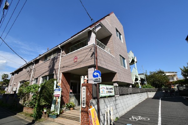 周辺環境:みのり幼稚園　(園舎・広い園庭から子供たちの元気な声が聞こえてきます。できることが増えていく、お子様の成長が楽しみです。)