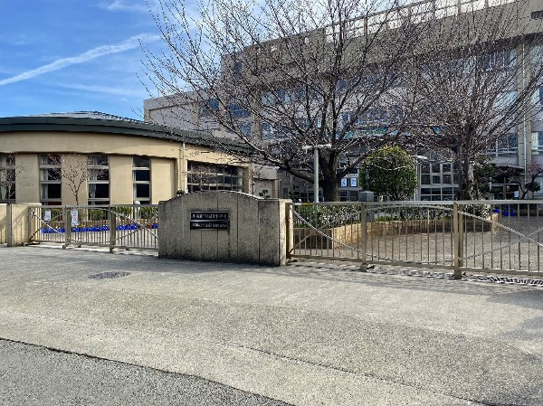 周辺環境:稲田小学校　(「やさしく　かしこく　たくましく」を目指して子どもたちを地域社会とともに育てていきます。学校の周りにはニヶ領用水や桜並木が広がっています。)