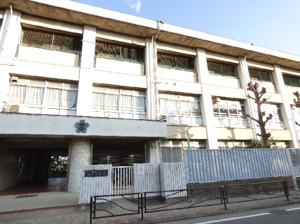 周辺環境:稲田中学校　(成長の過程でより濃い時間を過ごす3年間。お子様にとって、とても大切な思い出となるはずです。)