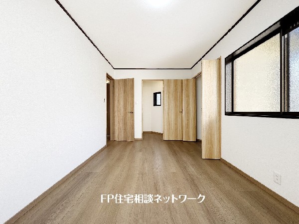 2面採光でお部屋の隅々まで明るい印象の居室。おひさまの光を、爽やかな風をたっぷりと取り込めます。居室内はいつも明るいので、毎日の生活も自然と明るくなりますね。