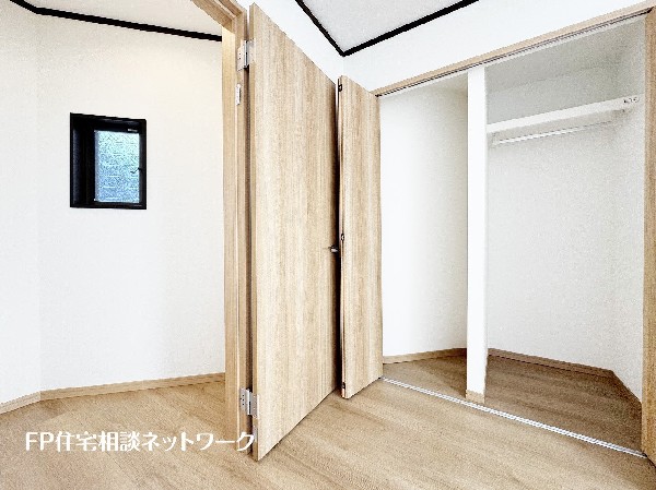 収納力が豊富な大型クローゼット。普段着やスーツはもちろんのこと、コート類などもしっかり掛けられます。奥行きもあり、部屋がスッキリしますね。