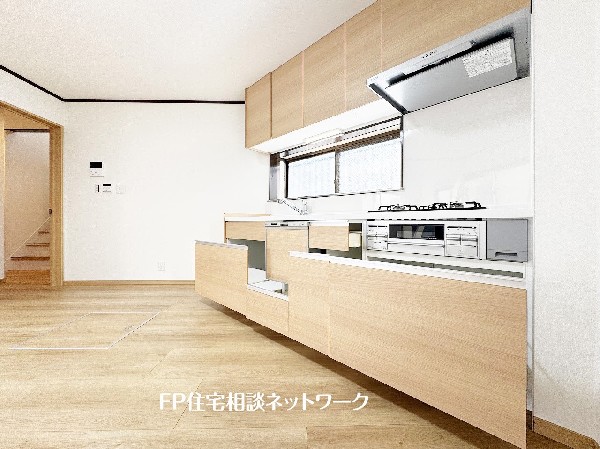 スライド収納付きのシステムキッチン。料理器具なども収納できて出し入れもスムーズ。収納量もたっぷりなので料理器具やストック調味料なども入れられる。
