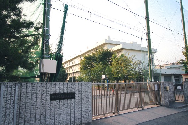 周辺環境:東市ヶ尾小学校　(青葉区市ケ尾町にある公立小学校。学生やその周辺ではヒガイチと略される。)