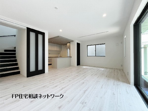 大切な家族が集まるからこそLDKにはこだわりたい。日当たりのよい広いＬＤＫを、子供たちが元気に走り回っている姿を見た時「広い家にして良かった」と思う。