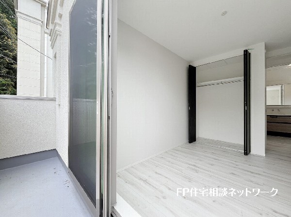 大きな窓で日差しを長時間受ける事が出来る暖かいお部屋です。もちろんペアガラスで、遮音性にも優れ、結露も発生しにくい構造。