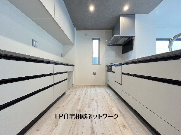 新しいキッチンは食事の支度も楽しく出来る。お手伝いをしてくれるお子様と並びながら準備や片付けが出来るキッチンは、ご家族のコミュニケーションを育む場として活躍します。