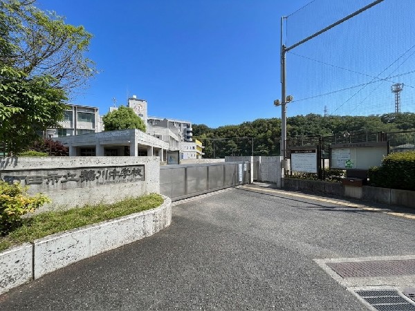 周辺環境:町田市立鶴川中学校(部活動や勉強との両立がしやすい環境です。毎日の送り出しも安心できる、子育て世帯に嬉しい住環境が整っています。)