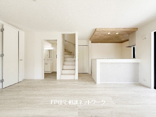 想像以上の質感が訪れる者の心を離さない。フローリング素材、窓の配置、壁面タイル、カラーバランス、どれをとってもワンランク上の仕上がり。