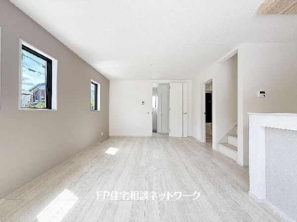 家族だんらんのスペースとなるリビング。家具の配置がしやすい広さを確保しつつ、窓が多い設計は色々な角度から光が取り込めるこだわりの間取りです。