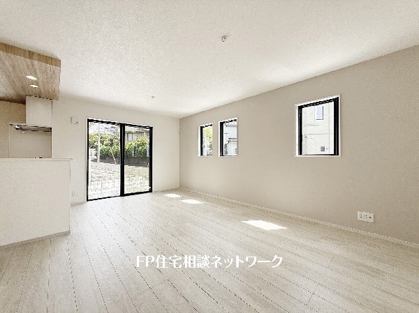 オープンな空間を生み出す、広がりとゆとり。家族と過ごす時間を大切にしたい方にぴったりのゆとりある住空間です。日差しがリビングの隅々までしっかりと届きます。
