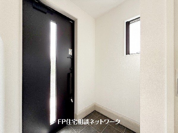 玄関ホールがスッキリ広々としていると帰る時も出ていく時も気持ちが良い。来客を出迎える玄関が綺麗ならその家の印象が良くなる。