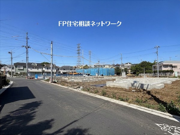 外観:これから新しい家が建てられようとしている広々とした分譲地の風景です。