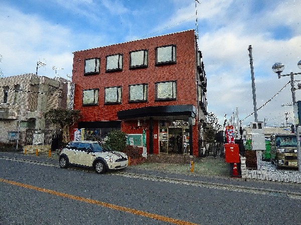 周辺環境:川崎向ヶ丘郵便局 (くらしを様々な角度から支えてくれる郵便局。公共料金の支払い・年金の受取、住民票の受取等、生活する中で必須な手続ききが出来てうれしい施設です！)