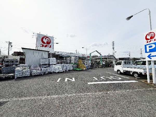 周辺環境:コメリハード＆グリーン府中日新店(株式会社コメリが運営するホームセンター。圧倒的な品揃えを提供し、顧客のニーズに応えるためのサービスを展開しています)