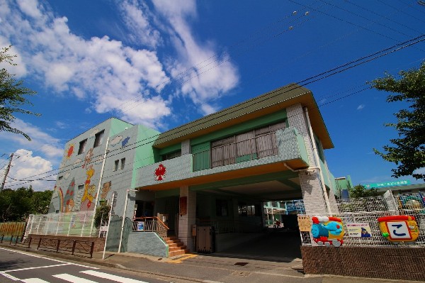 周辺環境:川崎こまどり幼稚園　(豊かな自然に囲まれ、園舎・園庭から子供たちの元気な声が聞こえてきます。できることが増えていく、お子様の成長が楽しみです。)