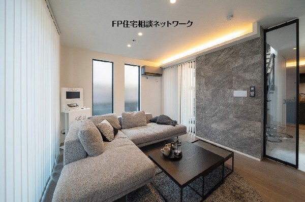 【プラン例　建物価格2480万円　建物面積100m2】縦の窓と間接照明が空間に奥行きと広がりをもたらすリビング。中庭とのつながりも感じられる設計です。