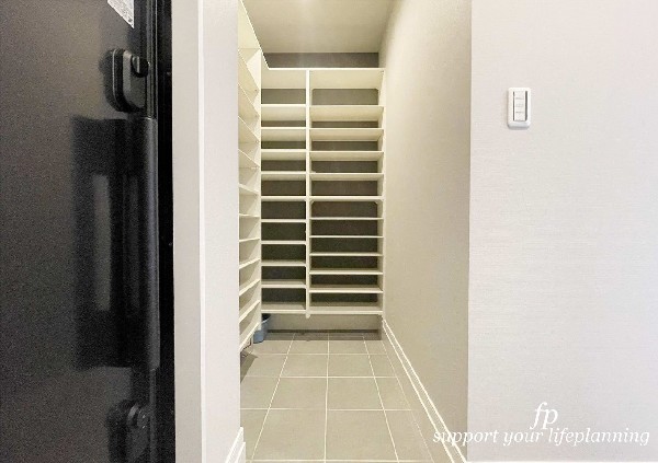【プラン例　建物価格2480万円　建物面積100m2】大容量のシューズクローゼットが嬉しい住まい。靴はもちろん、ベビーカー、ゴルフバックなどまとめて収納できます。