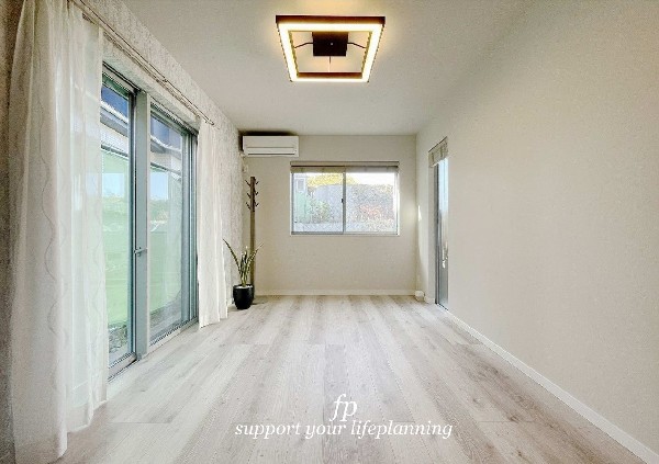 【プラン例　建物価格2480万円　建物面積100m2】2面採光でお部屋の隅々まで明るい印象の居室。おひさまの光を、爽やかな風をたっぷりと取り込めます。