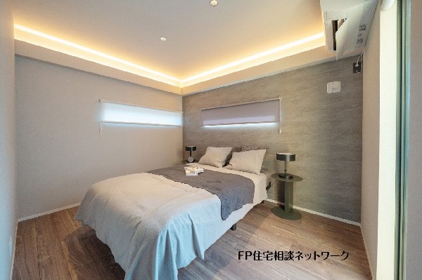 【プラン例　建物価格2480万円　建物面積100m2】間接照明とアクセントクロスを採用した主寝室。落ち着いた雰囲気の中で、ゆったりとした時間を過ごせる空間です。