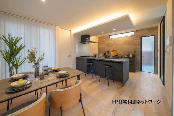 【プラン例　建物価格2480万円　建物面積100m2】対面キッチンと緩やかにつながるダイニング空間。間接照明がやさしく広がり、食事の時間を上質に演出します。