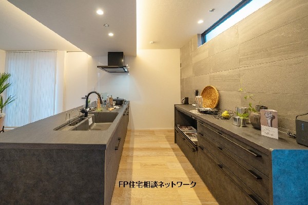 【プラン例　建物価格2480万円　建物面積100m】乾燥機能付き食洗器完備のフルフラットの対面キッチンを採用。空間全体をすっきり見せる美しいデザインも魅力です。