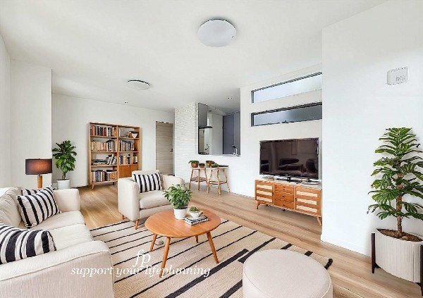 【プラン例　建物価格2480万円　建物面積100m2】家族だんらんのスペースとなるリビング。家具の配置がしやすい広さを確保しつつ、窓が多く色々な角度から光が取り込める間取りです。