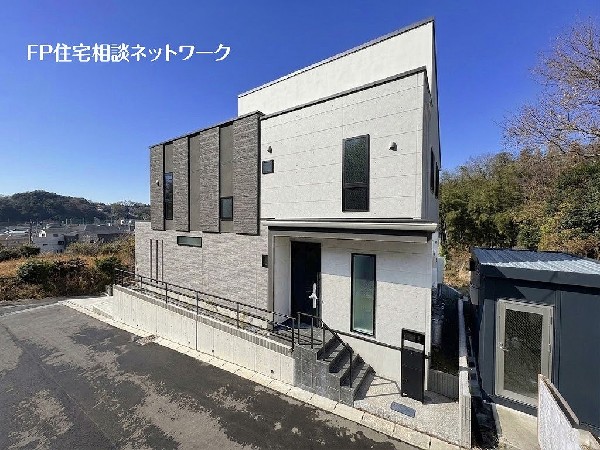 外観:【プラン例　建物価格2480万円　建物面積100m2】クラシカル×モダンの融合外壁アクセントの持つ個性と配色を丁に重ね格式と品のある装いをまとったファサードデザインに仕上げました。