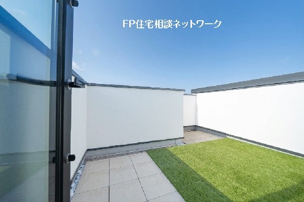 外観:【プラン例　建物価格2480万円　建物面積100m2】空を身近に感じられるスカイバルコニー。外からの視線が届きにくく、開放感のある時間を楽しめる空間です。