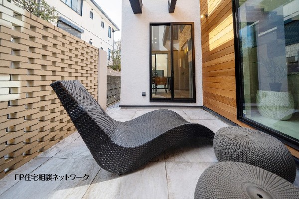外観:【プラン例　建物価格2480万円　建物面積100m2】外からの視線に配慮した中庭テラス。リビングやダイニングに光と風を届け、住まい全体に開放感をもたらします。