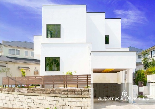 外観:【プラン例　建物価格2480万円　建物面積100m2】箱型の美しい直線を用いたモダンな装い。窓枠をブラックにすることで、明暗をはっきりさせシンプルイズベストを表現したファサード。