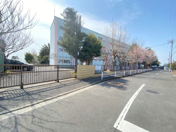 周辺環境:山田小学校(お子様が一日の中でも長い時間を過ごす小学校。のびのびと過ごし、広い校庭で元気に駆け回ったり、どんどん成長していくお子様の姿が目に浮かびます。)